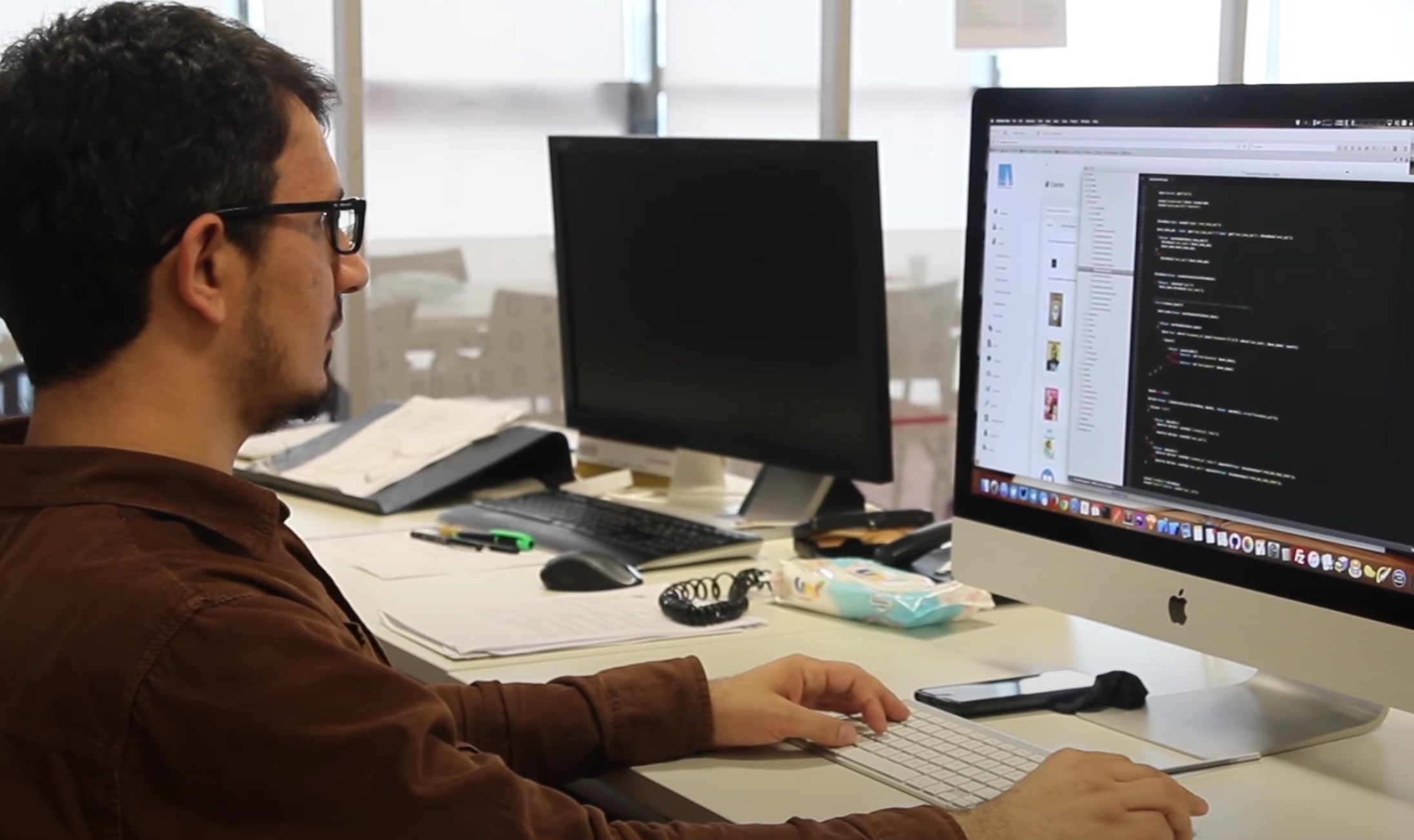 Kitapi kodlarken: Aslında bir video röportaj sırasında kodluyormuş gibi yaparken.