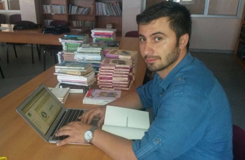 Sefa Öğretmen kütüphanesini Kitapi'ye kaydediyor.